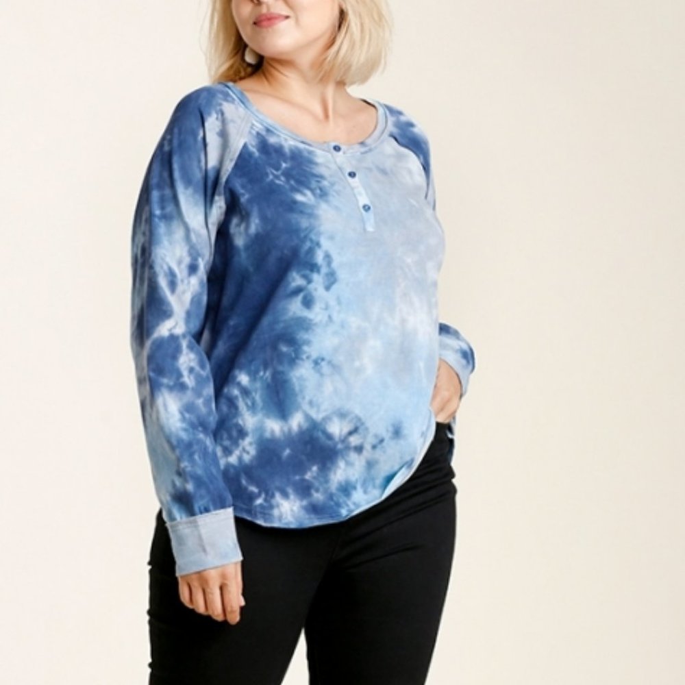 NWT Umgee Tie Dye Button Front Raglan Sleeve Top With Raw Hem In Denim Mix Plus